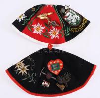 2 db hímzett túra kipa. Túra jelvényekkel