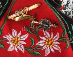 2 db hímzett túra kipa. Túra jelvényekkel