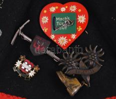 2 db hímzett túra kipa. Túra jelvényekkel