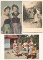 15 db MODERN képeslap: népművészet, közte néhány RÉGI / 15 modern postcards: folklore, with some pre-1945 ones