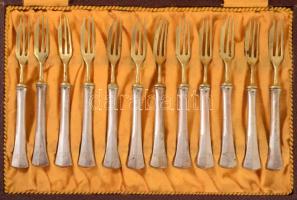 Ezüst (Ag) nyelű süteményes villa készlet. 12 darabos, díszdobozban, jelzett, 16 cm
