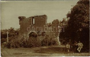 Pusztaszer, Monostor romjai, férfiak fotóállvánnyal. photo (EB)