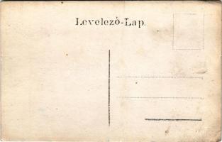 Pusztaszer, Monostor romjai, férfiak fotóállvánnyal. photo (EB)