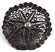 Ezüst (Ag) bross, filigrán, jelzés nélkül, d: 3,5cm, nettó 6,7g