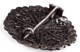 Ezüst (Ag) bross, filigrán, jelzés nélkül, d: 3,5cm, nettó 6,7g