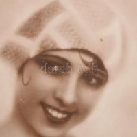 1929 Josephine Baker (1906-1975) táncosnő aláírása egy őt ábrázoló képeslapon