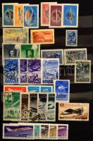 Hagyaték: klasszikus magyar gyűjtemény 1850-től a Turulokig sok jó értékkel, szép bélyegzésekkel, későbbi magyar anyag szórványosan gyűjtve, hozzá légiposta világgyűjtemény, osztrák, USA, gyengécske de terjedelmes anyag, számos berakóban. Az érték zöme a magas katalógus értékű magyar klasszikus anyag, érdemes figyelmesen átnézni! Hozzá Térfi katalógus, hullámkarton ládában.