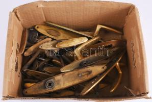 Doboznyi kilincs és alkatrész, vegyesen.