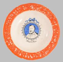 Nowotny Altrohlau manufaktúra: Kossuth Lajos falitányér. Cca 19. sz. vége, fajansz, jelzett: masszába nyomott jelzéssel, mázrepedéssel, d: 23,5 cm /// Nowotny Altrohlau Manufactory: Lajos Kossuth Wall Plate. Circa late 19th century, faience, marked with an impressed mark. Glaze crack. Diameter: 23,5 cm