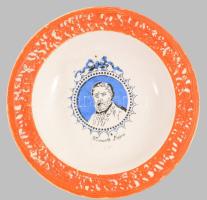 Nowotny Altrohlau manufaktúra: Kossuth Lajos falitányér. Cca 19. sz. vége, fajansz, jelzett: masszába nyomott jelzéssel, mázrepedéssel, d: 23,5 cm /// Nowotny Altrohlau Manufactory: Lajos Kossuth Wall Plate. Circa late 19th century, faience, marked with an impressed mark. Glaze crack. Diameter: 23,5 cm