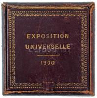 Franciaország 1900. "Francia Köztársaság / Párizsi Világkiállítás 1900" kétoldalas bronz emlékérem, adományozva "F. MARKUP (Markup Ferenc)" számára, peremén "BRONZE" beütéssel. Eredeti sérült tokban. Szign.: "J. C. Chaplain" (63mm) T:XF France 1900. "REPUBLIQUE FRANCAISE / EXPOSITION UNIVERSELLE INTERNATONALE" (Republic of France / International Exposition Paris 1900) two-sided bronze commemorative medallion, awarded to "F. MARKUP (Ferenc Markup)", with "BRONZE" hallmark on the edge, in original, damaged case. Sign.: "J. C. Chaplain" (63mm) C:XF