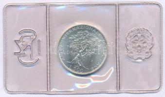Olaszország 1986R 500L Ag "A béke nemzetközi éve" eredeti lezárt fóliacsomagolásban és műanyag dísztokban, tanúsítvánnyal T:UNC Italy 1986R 500 Lire Ag "International Year of Peace" in original sealed foil packing and in plastic decorative case, with certificate C:UNC Krause KM#120