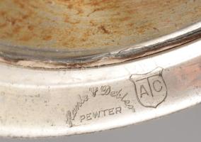 Jelzett ón korsó, üveg aljjal, m: 12 cm