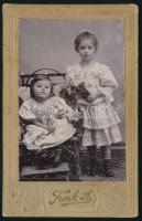 1907 Kislányok műtermi portréja, keményhátú fotó Funk temesvári műterméből, 11,5×7,5 cm