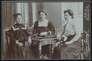 cca 1915 Három hölgy műtermi portréja, keményhátú fotó Fodor József pécsi műterméből, 10,5×16,5 cm