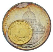 Vatikán 2000. 50L Cu-Ni "II. János Pál" aranyozva + "Európai valuták - Vatikán" ezüstözött Cu emlékérem, benne (40mm) T:AU patina Vatican 2000. 50 Lire "Joannes Paulus II" gilded Cu-Ni + "European Currency - Vatican" silver-plated Cu commemorative medallion (40mm) C:AU patina Krause KM#325