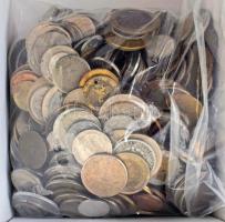 Vegyes külföldi fémpénz tétel ~2kg-os közte sok egzotikus és 1950 előtti érmével T:vegyes Mixed foreign coin lot (~2kg), within many exotic coins and many coins before 1950 C:mixed