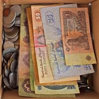 Vegyes ~1,1 kg magyar és külföldi érme + 9db magyar és külföldi bankjegy tétel T:vegyes