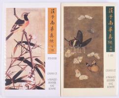 Csuang Ce: A virágzó délvidék igaz könyve I-II. köt. I. köt.: I-XVI., II. köt.: XVII-XXXIII. 1997, 2000, Palatinus. "Rendkívül ritka együtt a két kötet, az elsőt (I-XVI. fejezet) 1997-ben, a másodikat (XVII-XXXIII. fejezet) 2000-ben jelentette meg a Palatinus kiadó. Csuang Ce (Kr. e. 369 körül-286.): "A taoizmus első kínai értelmezőinek legfontosabbika. Műve (Chuang-tzu; Csuang-ce) általános vélemény szerint alapvetőbb és átfogóbb, mint a Tao te King ("Az út és az erény könyve"), amit a hagyomány szerint Lao-ce (Lao-tzu; Laozi), a taoizmus első nagy pátriárkája írt. Csuang-ce működése a kínai buddhizmus fejlődésére is hatással volt, akárcsak a kínai tájfestészetre és a költészetre. (...) Kuo Hsiang (megh. 312), Csuang-ce első és sokak szerint legjobb kommentátora szerint a mester a taoista gondolkodás ősforrása volt. (...) A mű 33 fejezetből áll, de biztosnak látszik, hogy a IV. században közkézen forgó példányai legalább 53 fejezetet tartalmaztak. (...) A tudományos közmegegyezés szerint az első hét fejezet ("a belső könyvek") nagyobbrészt hitelesnek tekinthetők, viszont a "külső könyvek" (a 8-22. fejezetek), valamint az elegyes írások (a 23-33. fejezetek) csaknem mindenestül hamisítványok, habár néhány passzusuk Csuang-ce keze nyomát viseli. Mindenesetre Csuang-ce karakteréről a legéletszerűbb leírásokat épp az apokrifnek tekintett fejezetek anekdotái tartalmazzák." (Terebess Ázsia Lexikon.) Kiadói kartonált kötések, műanyag védőborítóval, jó állapotban.