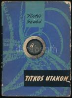 Pintér István - Szabó László: Titkos utakon. 1959, Minerva. Kiadói papírkötés, sérült papír védőborítóval, kopottas állapotban.  "Újszerű ez a könyv. Pintér István és Szabó László "Titkos utakon" című könyve. Újszerű annyiban, hogy nem igen került még olvasóközönségünk elé olyan kötet, amely valamelyes képet ad a hazánk elleni, kémtevékenységről - méghozzá nem is írói kitalálás, hanem megtörtént és egyben jellemző esetek alapján. Pintér és Szabó könyve tehát hiányt pótol s ezért érthetően jelentős érdeklődésre tart számot. A szerzők nemcsak képet festenek a hazánk elleni kémtevékenységről, nemcsak megrajzolják egy-egy veszedelmes ügynök ábrázatát és rafinált módszereit, hanem egyúttal - és legtöbbször kimondatlanul- sejtetik azt a roppant küzdelmet, amelyet az ellenség ellen vívnak a magyar államvédelmiszervek, határőrök..." (Határőr 1959. május 12.) Szabó László (1931-2015): újságíró, jogtanácsos, magánnyomozó, 1964-től 1989-ig vezette a Magyar Televízió Kékfény című bűnügyi magazinműsorát, 35 évig szerkesztette és vezette a Népszabadság belpolitikai rovatát. 1989-ben visszavonult a médiától és a politikától, megnyitotta az ország első magánnyomozó irodáját. Könyveinek mintegy felét Pintér Istvánnal (1932-1992) írta.