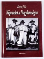 Bartha Júlia: Népviselet a Nagykunságon. Karcag, 2010. Kiadói kartonált papírkötésben, papír védőborítóval, számos illusztrációval
