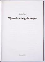 Bartha Júlia: Népviselet a Nagykunságon. Karcag, 2010. Kiadói kartonált papírkötésben, papír védőbor...