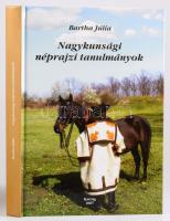 Bartha Júlia: Nagykunsági néprajzi tanulmányok Karcag, 2007 . Kiadói kartonált papírkötésben, számos illusztrációval