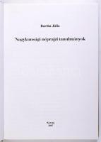 Bartha Júlia: Nagykunsági néprajzi tanulmányok Karcag, 2007
. Kiadói kartonált papírkötésben, számo...
