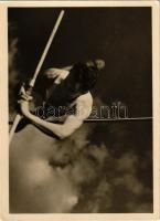 Zsitvai Zoltán rúdugró. Képzőművészeti Alap Kiadóvállalat, Ardai Tibor felvétele / Hungarian pole vaulter champion, olympic athlete (EK)