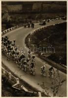 Osztapenko kerékpáros emlékverseny. Képzőművészeti Alap Kiadóvállalat. Magyar Foto, Bojár Sándor / Hungarian bicycle race, Ostapenko Memorial Contest (gyűrődés / crease)