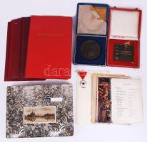 Deminger Ferenc (1943- ) szerelő, lakatos, a Csepel Autógyár Fürst Sándor Szocialista Brigádja tagjának hagyatéka: fotóalbumok (benne képekkel Kádár Jánosról és más ismert személyekről), emléklapok, kitüntetések (Munka Érdemrend ezüst fokozata, Kiváló Dolgozó), adományozó oklevelek, plakettek, róla szóló újságcikkek.