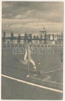 1937 Brassó, Kronstadt, Brasov; Dobay István, a román labdarúgó válogatott tagja sarokrúgást végez, focista, mérkőzés / István Dobay, Romanian football player, sport photo (ragasztónyomok / glue marks)