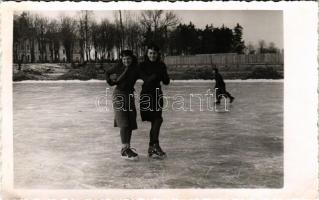 1941 Zombor, Sombor; korcsolyázó diáklányok télen / student girls are ice skating in winter. Ivan photo (EK)