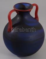 Kézzel készült anyagában színezett savmaratott felületű kék üvegváza, piros fülekkel, hibátlan, m: 20,5 cm