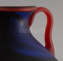 Kézzel készült anyagában színezett savmaratott felületű kék üvegváza, piros fülekkel, hibátlan, m: 2...