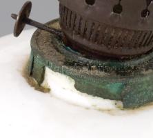 Antik asztali petróleumlámpa, tejüveg tégellyel, sérüléssel, m: 26 cm