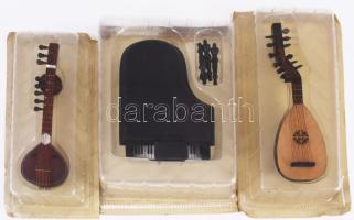 3 db mini hangszer, eredeti dobozában: szitár, piorba, zongora Kb 12 cm