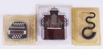 3 db mini hangszer, eredeti dobozában: szerpent, tangoharmónika, orgona Kb 9x12 cm