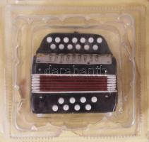 3 db mini hangszer, eredeti dobozában: szerpent, tangoharmónika, orgona Kb 9x12 cm