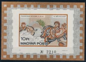 1978 Bélyegnap - Pannóniai mozaikok vágott blokk (25.000) (kis ceruzanyom a kereten / small pencil stroke)