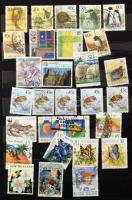 Új-Zéland kb. 350 db bélyeg 10 fekete lapos közepes berakóban