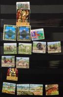 Új-Zéland kb. 350 db bélyeg 10 fekete lapos közepes berakóban