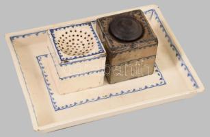 Tintatartó készlet porzóval, tálcával. cca 1822-1845, Batiz vagy Kassa, írókázott mintás kőcserép, jelzés nélkül, felületi sérülésekkel, a tintatartó elszíneződött, 24x18 cm /// Circa 1822-1845, Batiz or Kassa, Patterned stoneware with incised decoration, unmarked, with surface damage, the inkwell discolored, 24×18 cm.