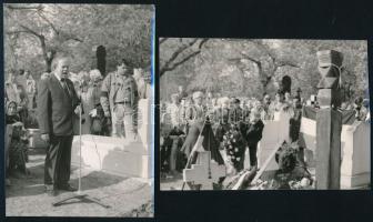 cca 1990 Megemlékezés az 1956-os forradalom áldozatairól az Új köztemető 301-es parcellájánál, 2 db fotó, Csordás Gábor fotóművész pecséttel jelzett felvételei, 13x9 cm