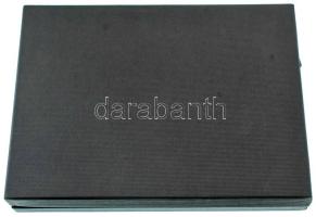 Éremtartó kazetta összesen 24 férőhellyel (50x50mm) kivehető tálcával, használt, de jó állapotban