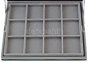 Éremtartó kazetta összesen 24 férőhellyel (50x50mm) kivehető tálcával, használt, de jó állapotban