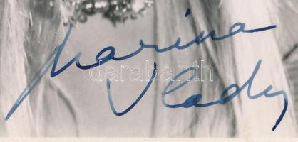 Marina Vlady (1938- ) orosz származású francia színésznő, énekesnő, írónő autográf aláírása őt ábrázoló fotón, 14x9,5 cm