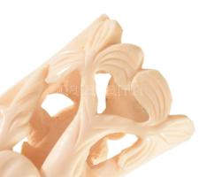 Faragott csont keleti szobor, Keleti Bölcs ábrázolással, fa talapzaton, m: 25 cm