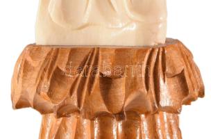 Faragott csont keleti szobor, Keleti Bölcs ábrázolással, fa talapzaton, m: 25 cm