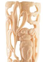 Faragott csont keleti szobor, gésa ábrázolással, fa talapzaton, m: 28 cm